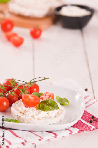 Rice cakes with milk flakes and tomato.