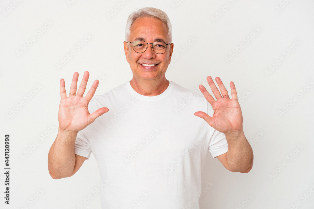 Naklejka premium Senior american man isolated on white background showing number ten with hands.