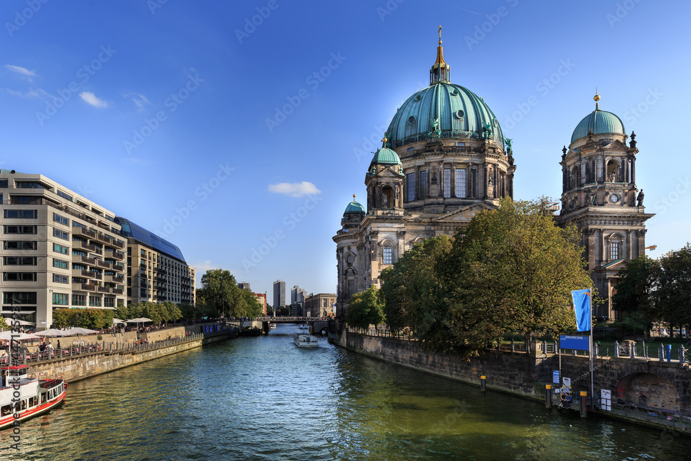 Fototapeta premium Berliner Dom mit Spree