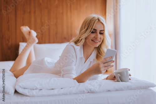 Happy womanl using a mobile...
