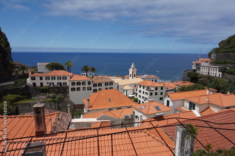 Obraz premium view of the town near ocean