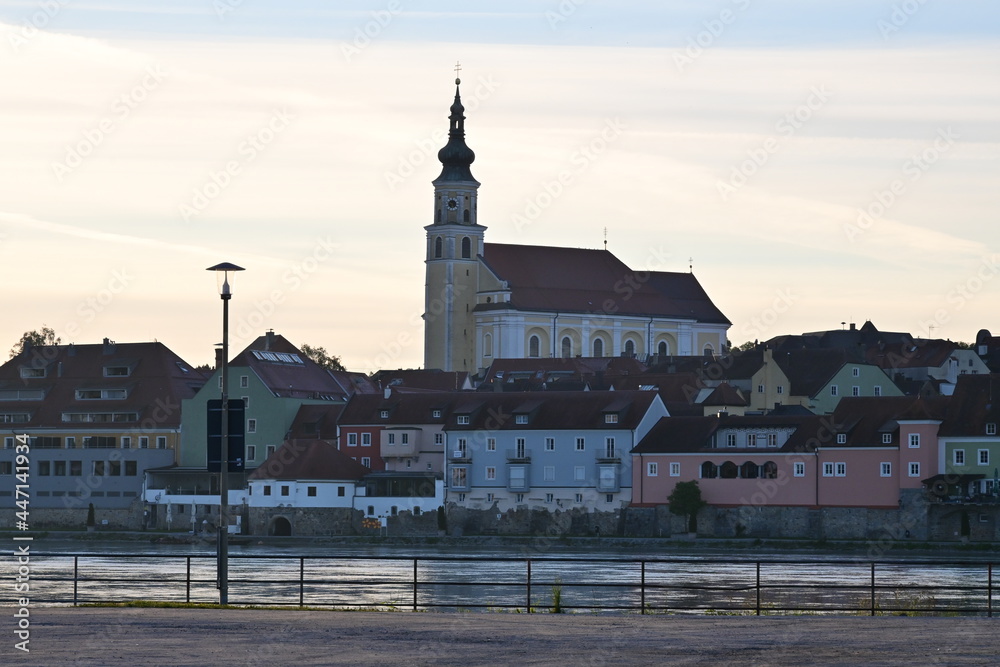 Obraz premium Kirche St. Sebastian in Schärding bei Sonnenuntergang mit Inn, Österreich