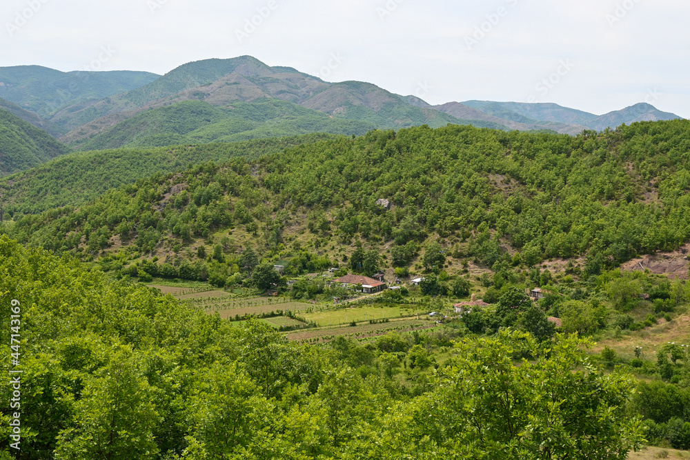 Bauernhof und Felder in der Mirdita in Albanien