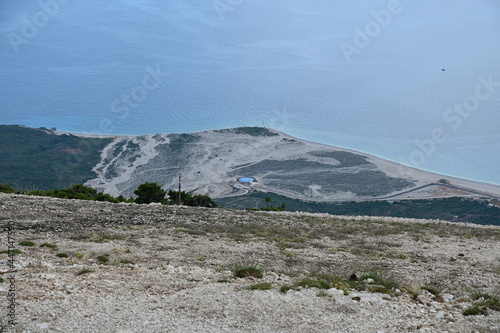 Küstenlinie Delta e Perroit te Palases mit Strand und Meer, Panorama-Blick vom Llogara-Pass in Albanien photo