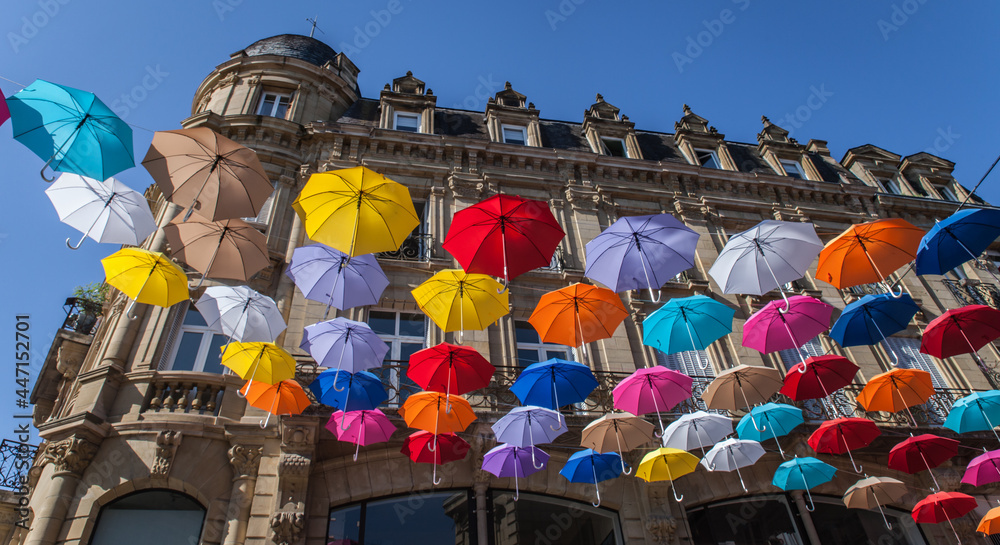 Brive la Gaillarde (Corrèze, France) - Décorations de rue estivale avec des  parapluies colorés Photos | Adobe Stock