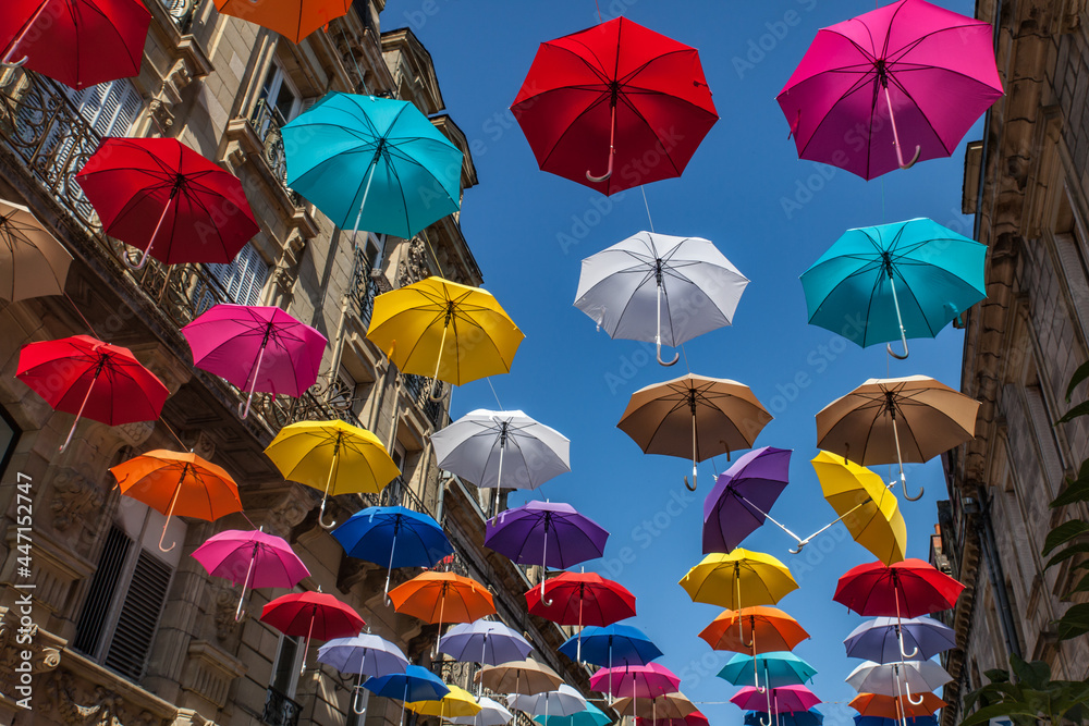 Obraz premium Brive la Gaillarde (Corrèze, France) - Décorations de rue estivale avec des parapluies colorés