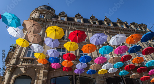 Brive la Gaillarde (Corrèze, France) - Décorations de rue estivale avec des parapluies colorés