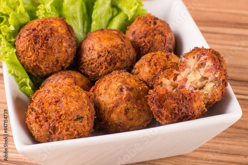 Fotografía portion of dried meat dumpling on wooden background