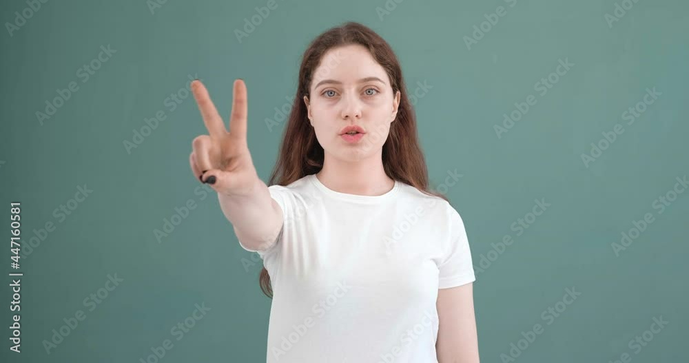 Girl counts to five, all numbers pronounces Girl counts to five, all numbers pronounces