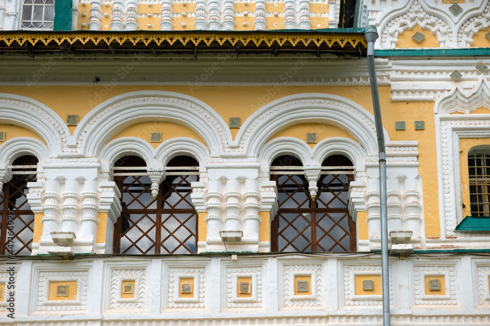 Obraz premium The windows of the Cathedral of the Resurrection of Christ are decorated with stone carvings. In the city of Tutaev, Russia