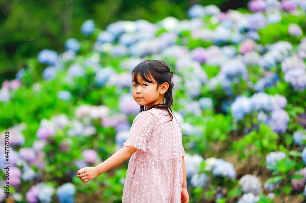 遊ぶアジア人の女の子