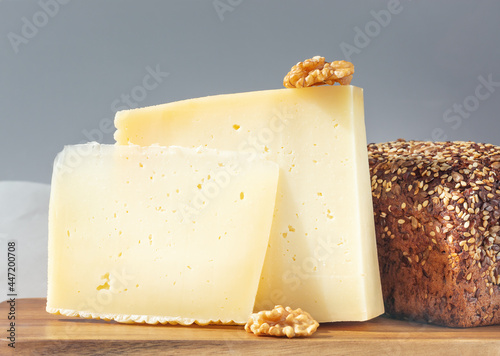 Εκτύπωση καμβά Pieces of asiago cheese, walnut and bread on kitchen wooden board