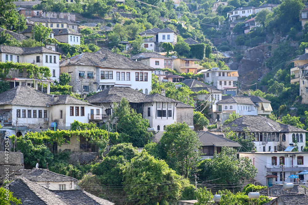 Blick auf die Altstadt von Gjirokastra, albanien mit den traditionellen steinernen Dächern