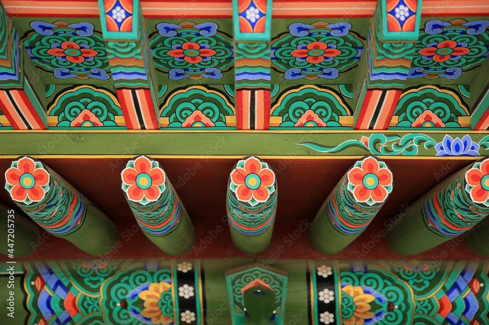 Fototapeta premium Dancheong's colorful colors and paintings that decorate Buddhist temples