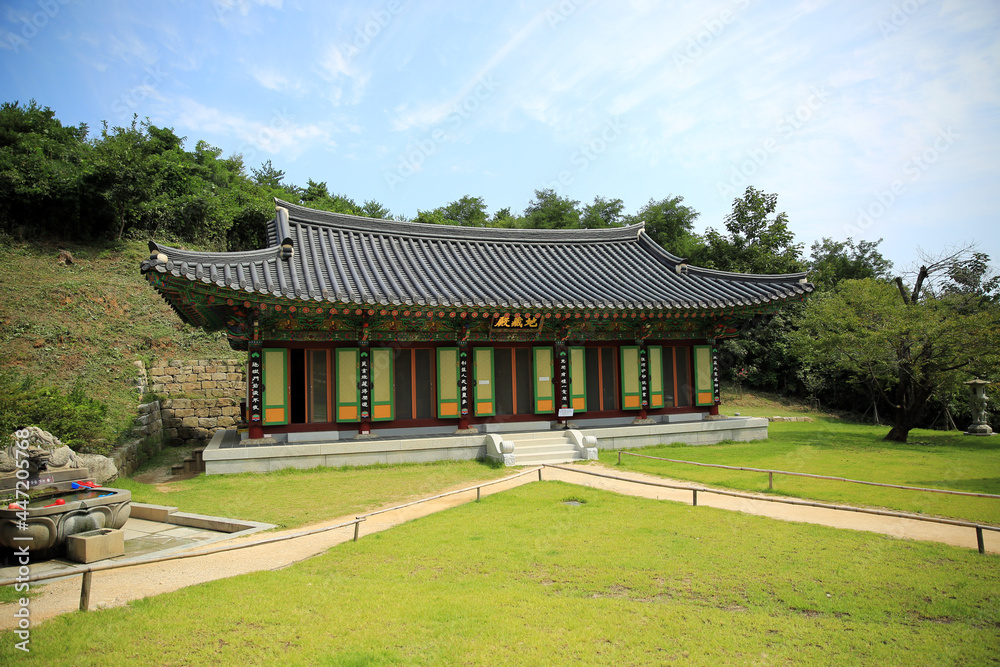 A well-organized yard and well-managed Korean temple