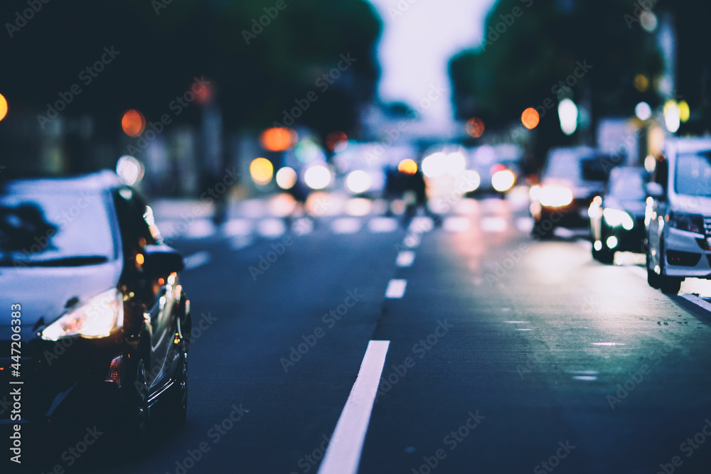 Fototapeta premium 夜の交通道路