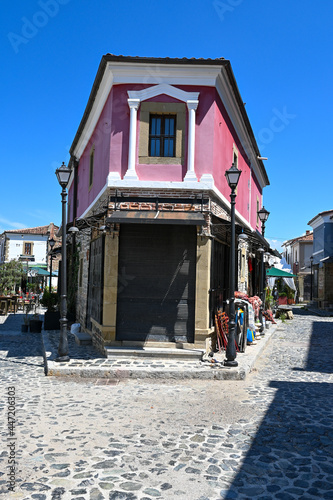 Typische Straßenszene mit traditionellem Haus in rosa Farbe in Basar-Viertel von Korca in Albanien photo