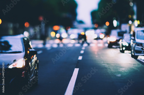夜の交通道路 © beeboys