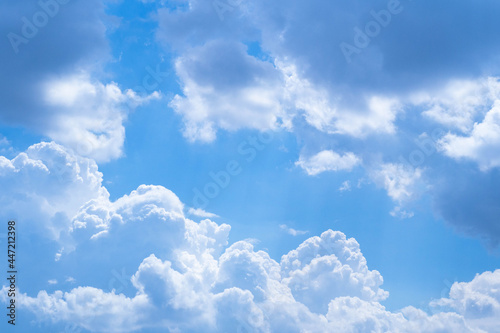 もくもくと雲が広がる夏の空 © c11yg