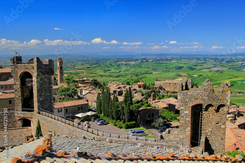 Fotografiet Fortress and town of Montalcino in Val d'Orcia, Tuscany, Italy