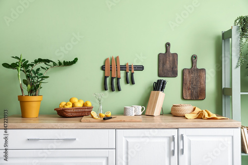 Set of knives with lemons o...