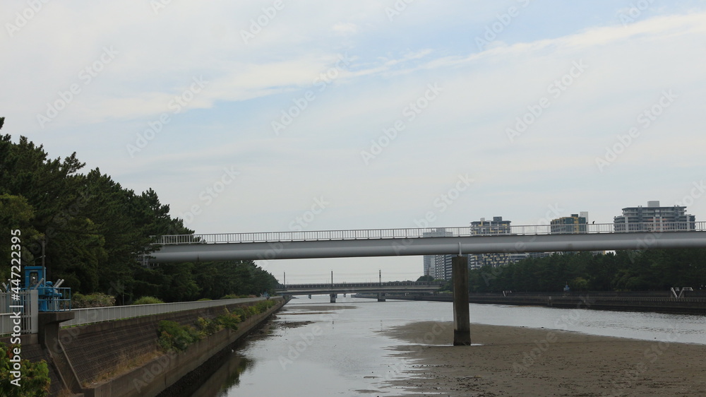 川に掛かる橋