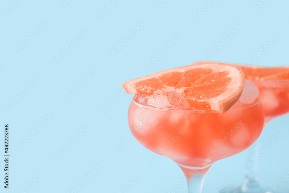 Fototapeta premium Glasses of Hemingway daiquiri cocktail with grapefruit slices on color background, closeup