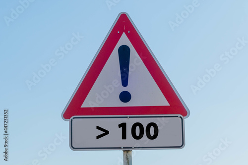 Schild Größer 100 photo