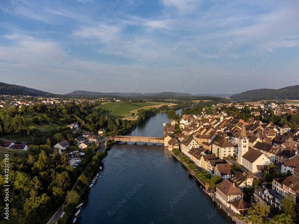 Blick über den Rhein zur Altstadt von Diessenhofen mit der historischen Rheinbrücke