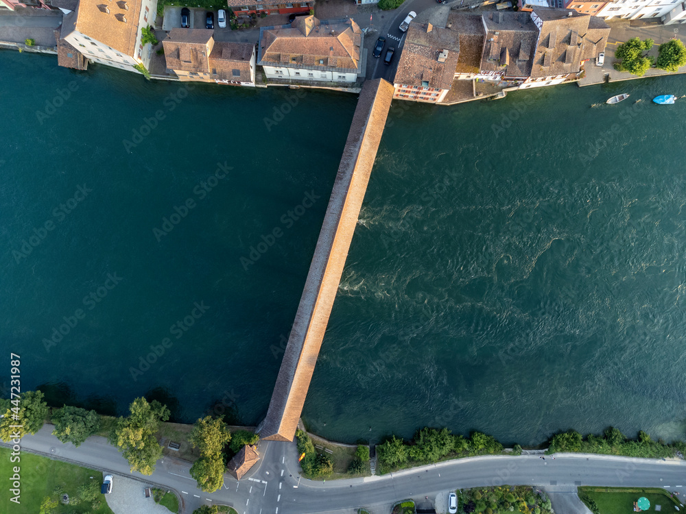 Die historische Rheinbrücke zwischen Diessenhofen (CH) und Gailingen (D)