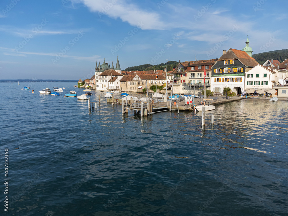 Fototapeta premium Die Altstadt von Steckborn mit Bootshafen und Schiffsanleger