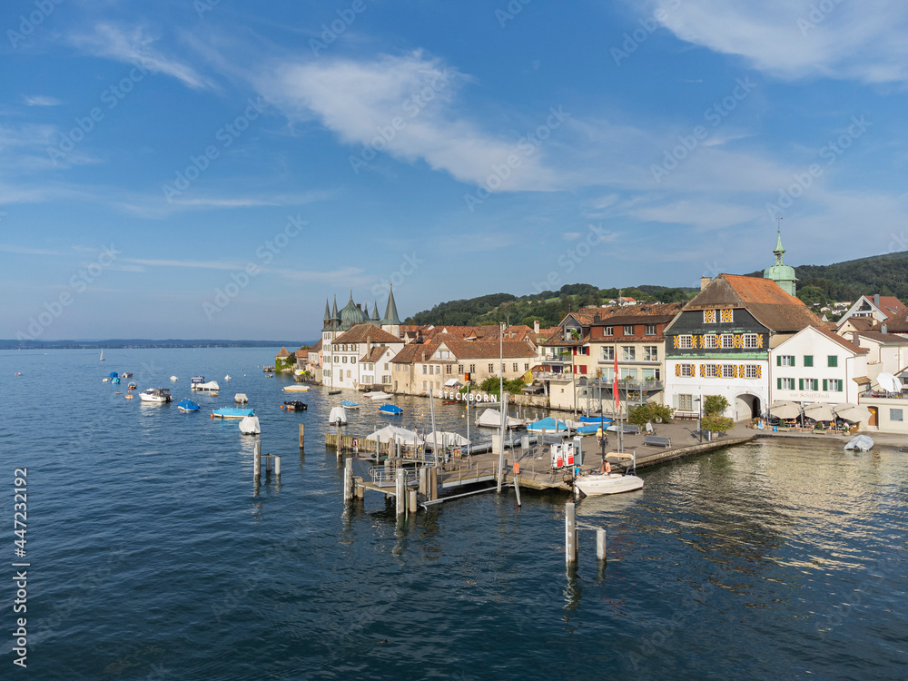 Fototapeta premium Die Altstadt von Steckborn mit Bootshafen und Schiffsanleger