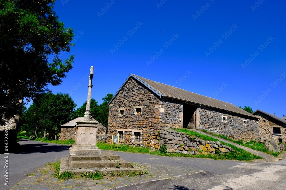 Fototapeta premium village rural de moudeyres haute loire france