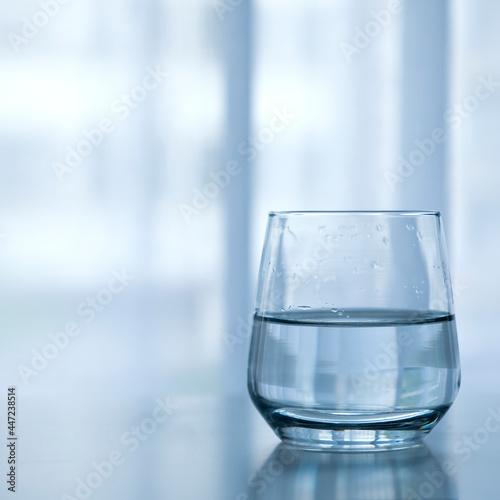 Glas, Wasser, halbvoll, halbleer