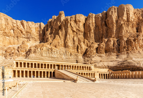 Obraz na płótnie Mortuary Temple of Hatshepsut in the rocks, Nubian Desert, Luxor, Egypt w salonie