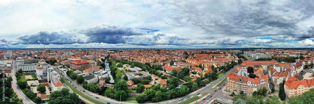 Luftbild von Nürnberg bei Wolken Bedecktem Himmel
