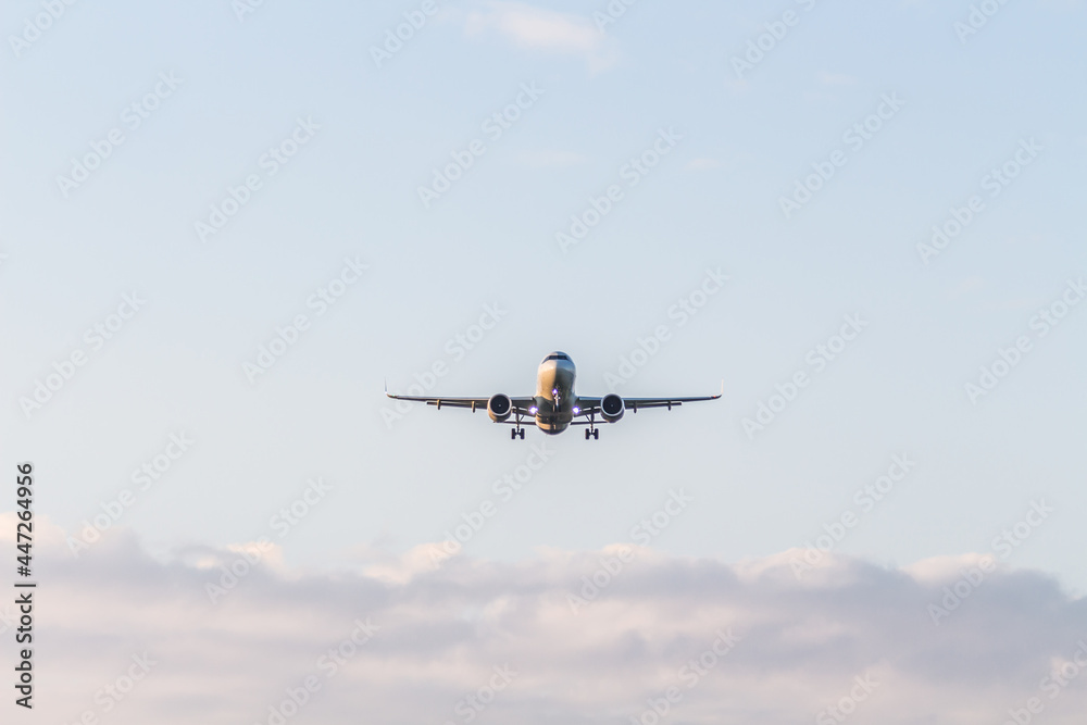 Fototapeta premium Flugzeug in der Luft