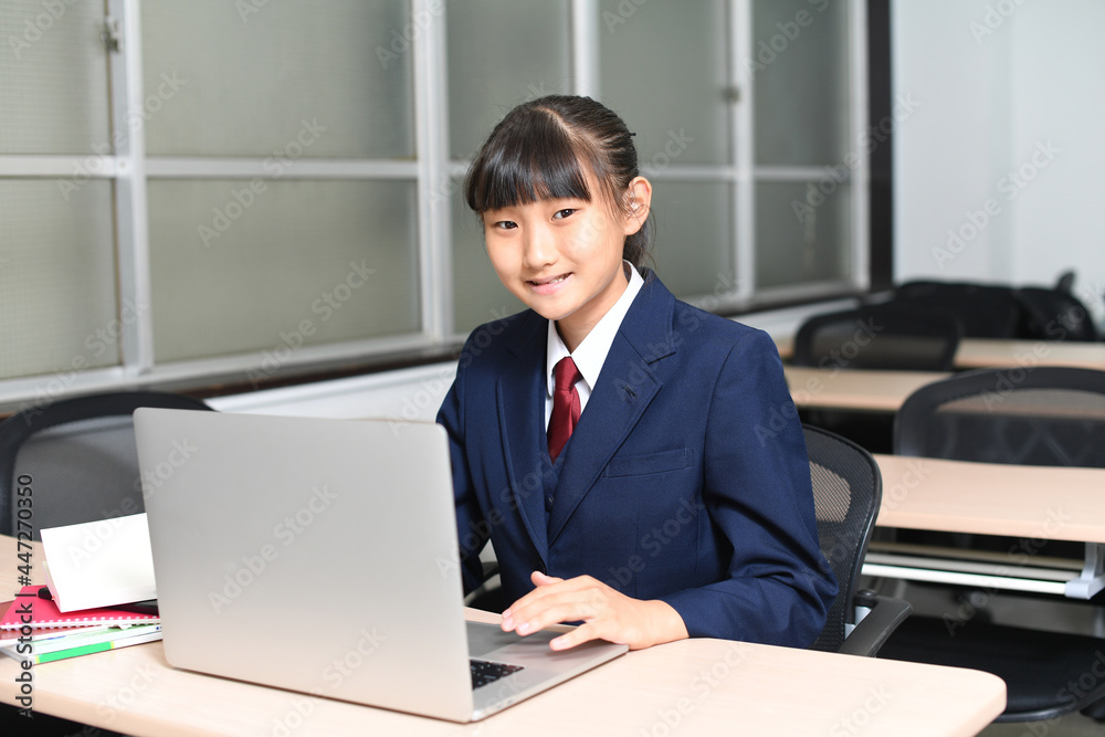 パソコン操作をする女子学生
