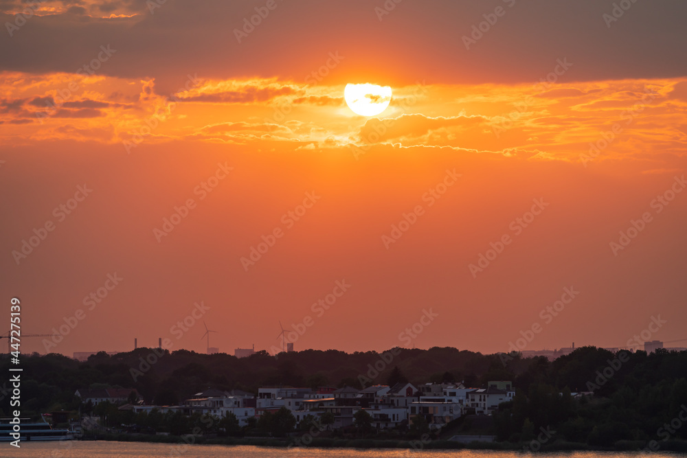 Naklejka premium Romantic sunset above the Markkleeberger Lake near Leipzig