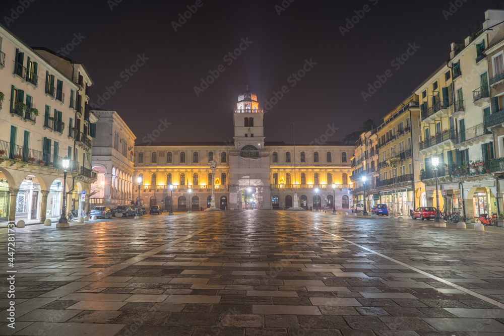 Fototapeta premium Piazza dei Signori square and Torre del Orologio (astronomical clock tower) in the background at night.