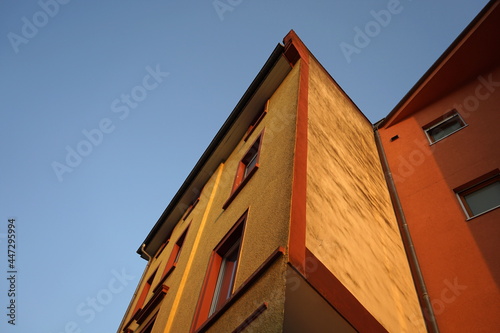 Alte Fassade eines Haus in Narfarben und Pastelltönen im Licht der Abendsonne am Abend im Stadtteil Bornheim in Frankfurt am Main in Hessen