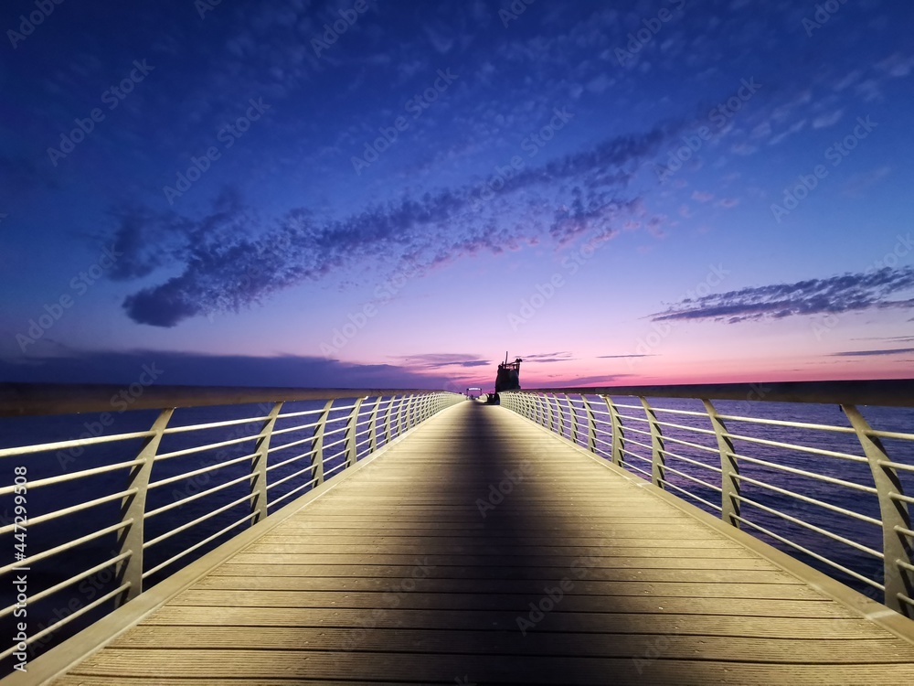 Seebrücke im Sonnenaufgang