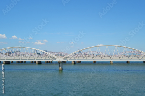 青空と橋と淀川 © ojos
