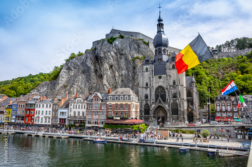 Foto The historic town of Dinant with the Belgian flag and the citadelle on the rock