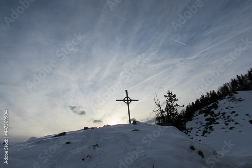 Christus Kreuz auf verschneitem Berg