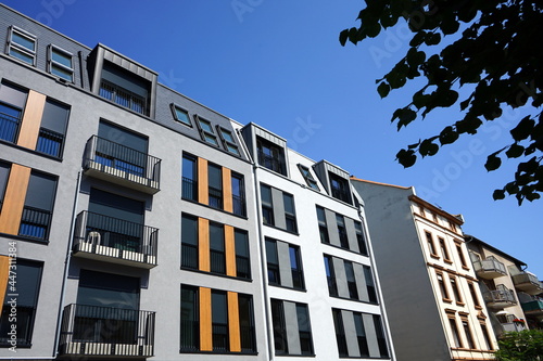Moderner Wohnungsbau mit schönen Fassaden vor blauem Himmel im Sommer bei Sonnenschein im Nordend von Frankfurt am Main in Hessen