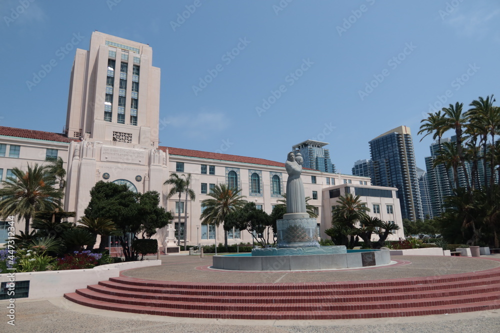 Obraz premium San Diego California Harbor Management Building with Chumash Monument Statue in Front