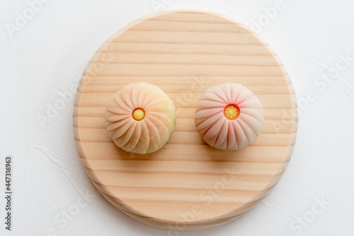 木の皿に乗った手作りの和菓子　練り切り 菊