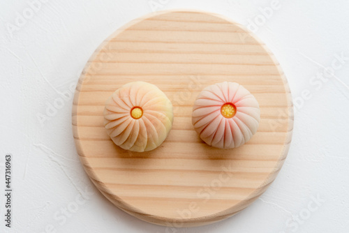 Konstfotografi 木の皿に乗った手作りの和菓子　練り切り 菊