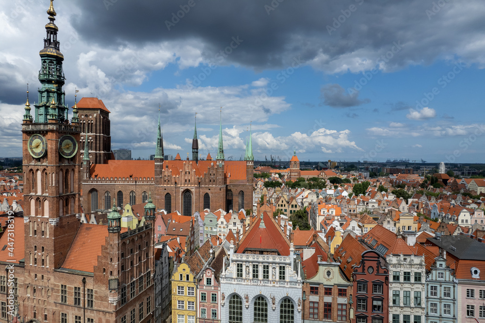 Centrum starego miasta Gdańsk, stare kamienice i dachy widoczne z lotu ptaka, drona. 